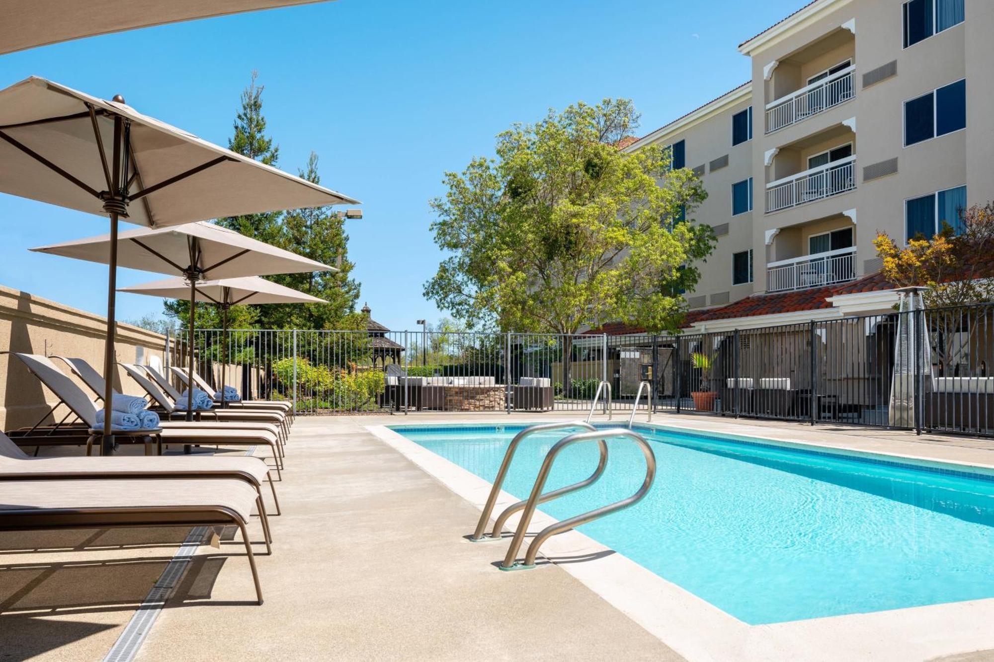 Готель Courtyard Novato Marin/Sonoma Екстер'єр фото